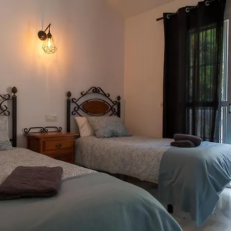 度假居 Agradable Adosado Con Piscina La Hidalga 贝纳尔马德纳